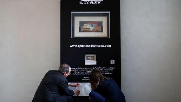 موظفون يضبطون لوحة للرسام الإسباني بابلو بيكاسو في متحف بيكاسو في باريس  - سبوتنيك عربي