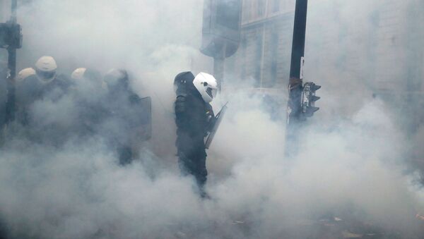 غاز مسيل للدموع من شرطة فرنسا - سبوتنيك عربي