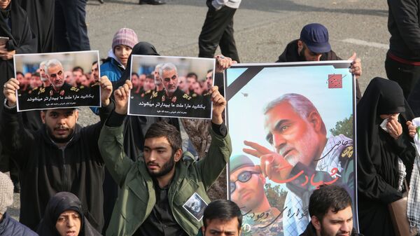 متظاهرون إيرانيون يرفعون صور قائد فيلق القدس قاسم سليماني بعد مقتله في غارة أمريكية في مطار بغداد - سبوتنيك عربي
