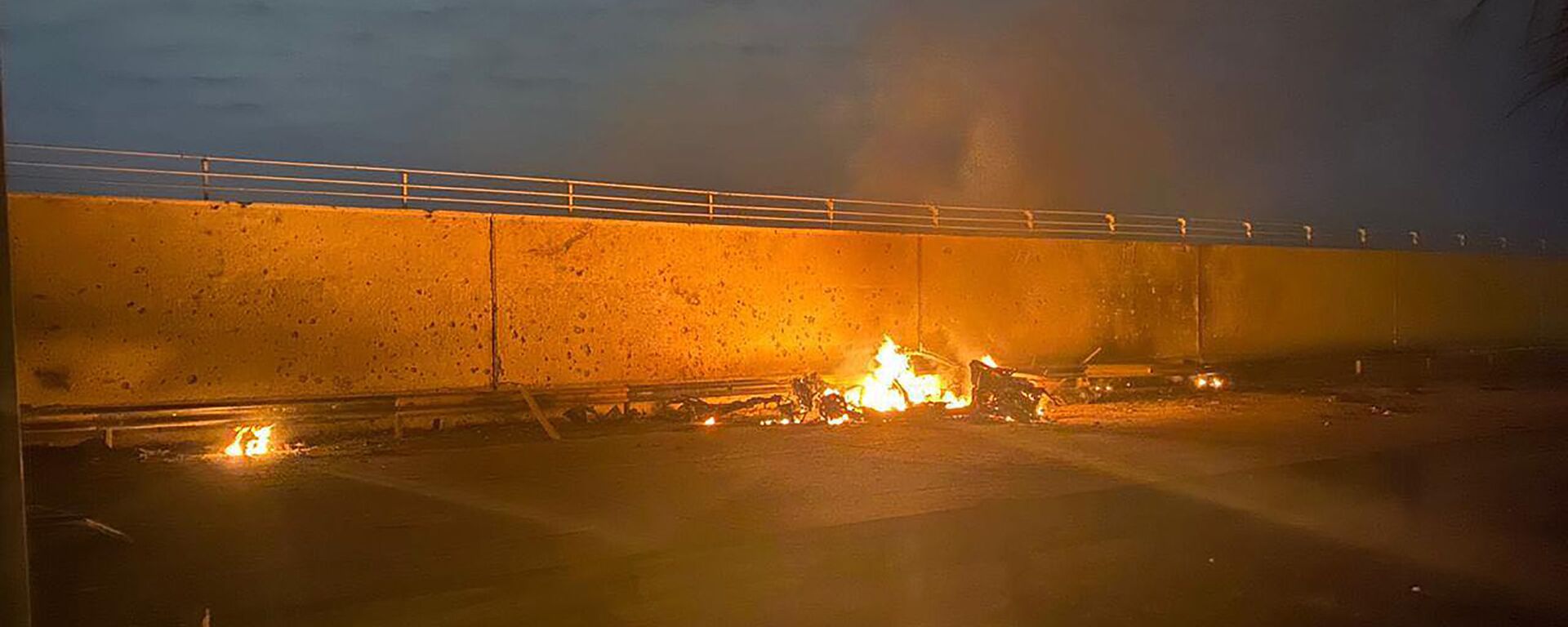 سيارة محترقة قرب مطار بغداد الدولي بعد غارة جوية قتلت الجنرال قاسم سليماني - سبوتنيك عربي, 1920, 02.05.2021