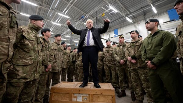 رئيس الوزراء البريطاني بوريس جونسون يتحدث خلال زيارة للقوات البريطانية المتمركزة في إستونيا  - سبوتنيك عربي