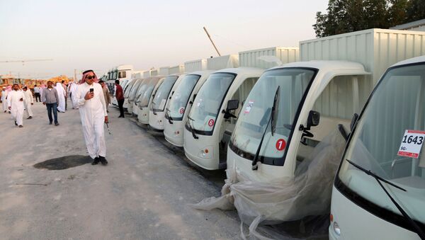 رجل ينظر إلى السيارات المملوكة للملياردير معن الصانع وشركته في مزاد علني من قبل السلطات السعودية في الدمام - سبوتنيك عربي