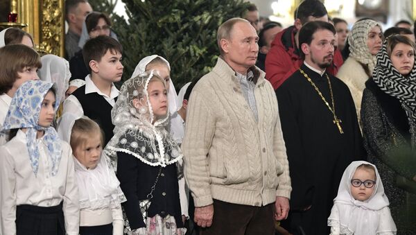 الرئيس الروسي فلاديمير بوتين يحتفل بعيد الميلاد في كاتدرائية التجلي في سانت بطرسبرغ - سبوتنيك عربي