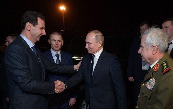 الرئيس السوري بشار الأسد يودع الرئيس الروسي فلاديمير بوتين عقب لقائه في دمشق - سبوتنيك عربي
