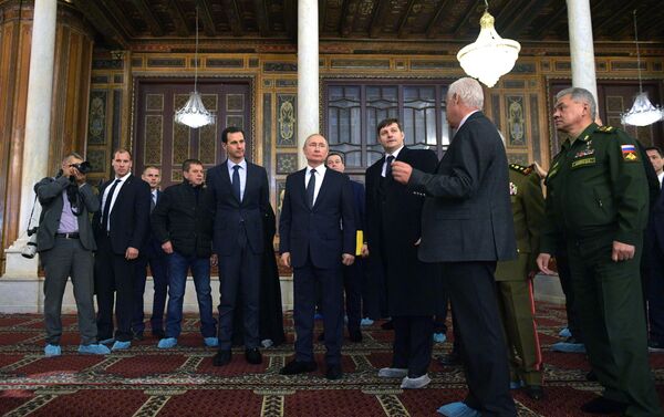 الرئيس الروسي فلاديمير بوتين والرئيس السوري بشار الأسد أثناء زيارتهما للمسجد الأموي في دمشق - سبوتنيك عربي