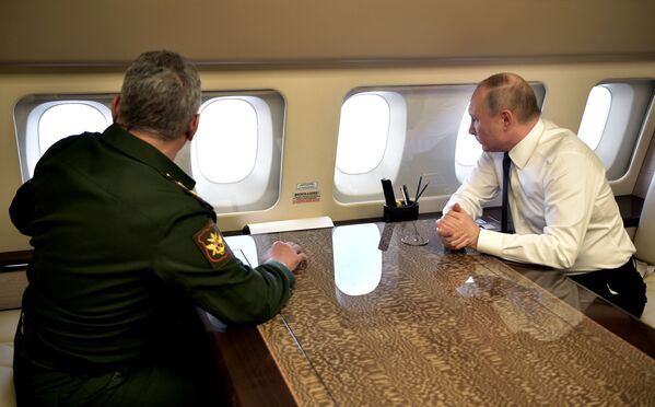 الرئيس الروسي  فلاديمير بوتين ووزير الدفاع الروسي سيرغي شويغو داخل الطائرة في طريقهما إلى سوريا 7 يناير 2020 - سبوتنيك عربي