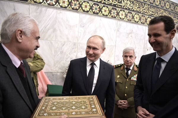 الرئيس فلاديمير بوتين يُهدي كتاب القرآن الكريم من القرن السابع عشر للمسجد الأموي في دمشق، 7 يناير 2020 - سبوتنيك عربي