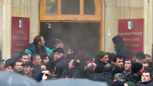 المحتجون الأبخاز يقتحمون مبنى إدارة الرئيس - سبوتنيك عربي