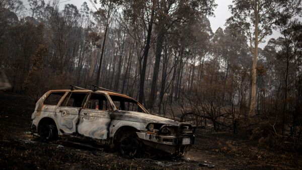 سيارة اشتعلت فيها نيران الحريق في قرية موغو، أستراليا 8 يناير 2020 - سبوتنيك عربي