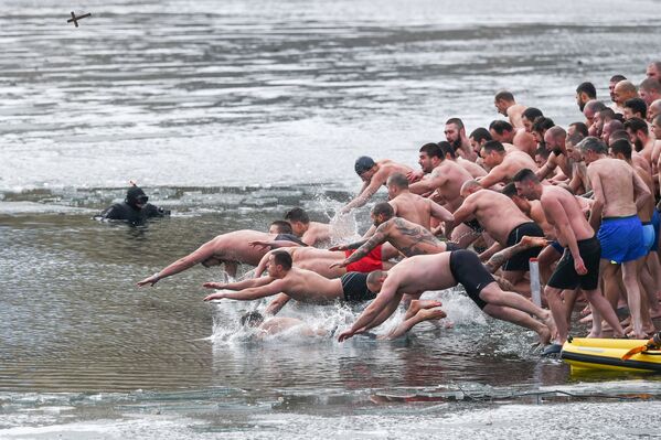 المسيحيون الأرثذوكس في بلغاريا يحتفلون بعيد الغطاس في بحيرة في صوفيا، بلغاريا 6 ينار 2020 - سبوتنيك عربي