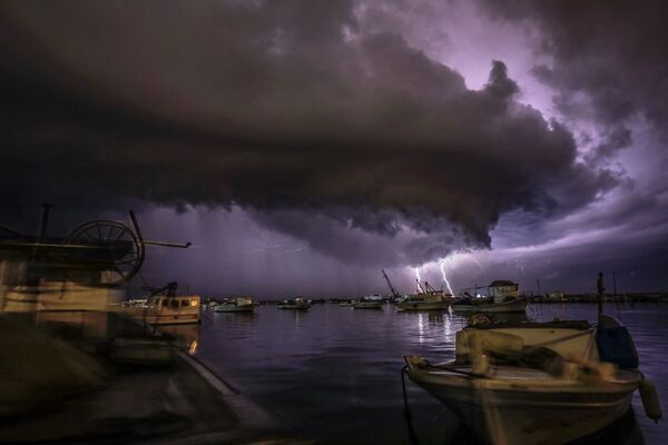 عاصفة رعدية فوق ميناء طرابلس، لبنان 9 يناير 2020 - سبوتنيك عربي