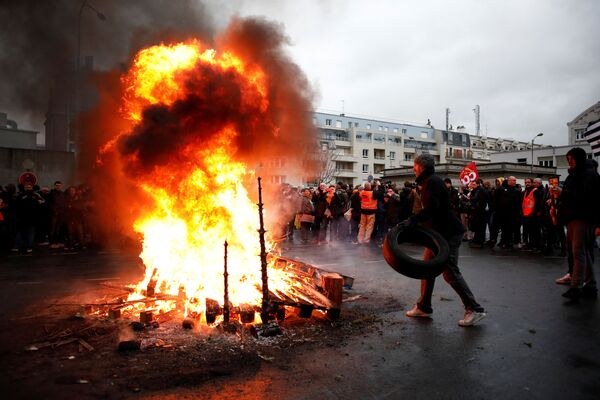 استمرار الاحتجاجات ضد خطط الحكومة الفرنسية لإصلاح نظام المعاشات في مدينة باريس، فرنسا 9 يناير 2020 - سبوتنيك عربي