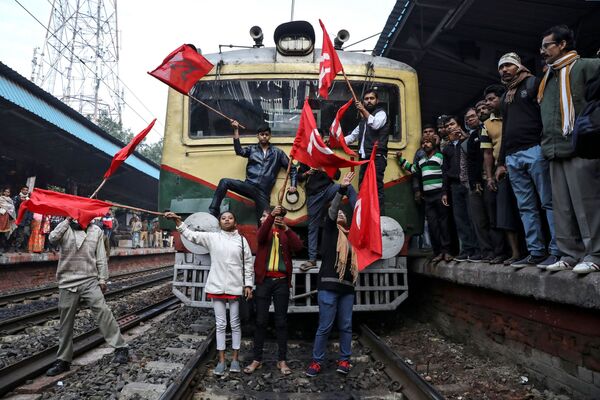 أنصار الحزب الشيوعي الهندي يوقفون قطار الركاب خلال الاحتجاجات المناهضة للحكومة، كلكوتا، الهند 8 يناير 2020 - سبوتنيك عربي