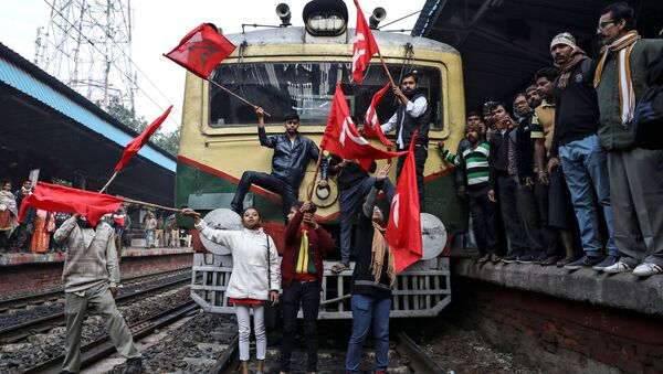 أنصار الحزب الشيوعي الهندي يوقفون قطار الركاب خلال الاحتجاجات المناهضة للحكومة، كلكوتا، الهند 8 يناير 2020 - سبوتنيك عربي
