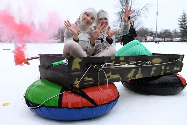 المشاركون الذين فازوا بالمركز الأول على مزلقة مومياء في مهرجان ساني قازان للتزلج، قازان الروسية 4 يناير 2020 - سبوتنيك عربي