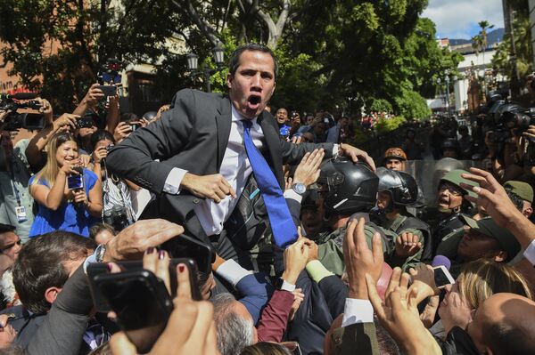 خوان غوايدو، الذ أعلن نفسه رئيساً مؤقتا للبلاد، في طريقه إلى الجمعية الوطنية في كاراكاس، فنزويلا 7 يناير 2020 - سبوتنيك عربي