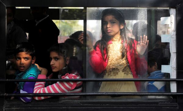 ركاب الحافلات يشاهدون الاحتجاجات على قانون المواطنة الجديد في نيودلهي، الهند 3 يناير 2020 - سبوتنيك عربي