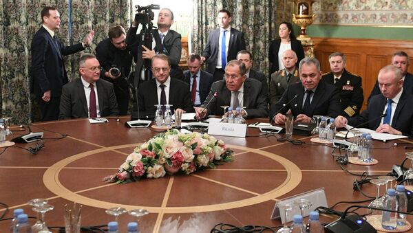 وزير الخارجية الروسي سيرجي لافروف ووزير الدفاع الروسي سيرجي شويغو خلال اجتماع لوزراء الخارجية ووزارة الدفاع في روسيا وتركيا بشأن ليبيا - سبوتنيك عربي