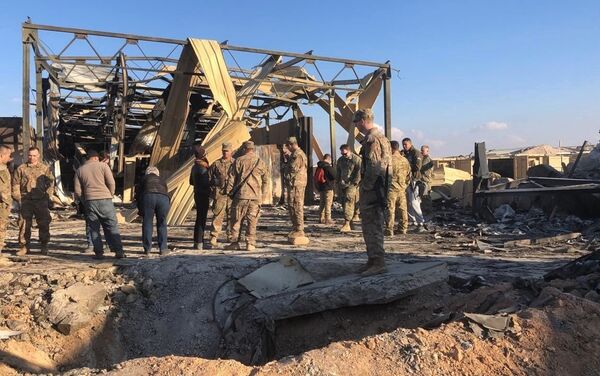 جنود أمريكيون يقفون في موقع القصف الإيراني لقاعدة عين الأسد الجوية في الأنبار في العراق - سبوتنيك عربي
