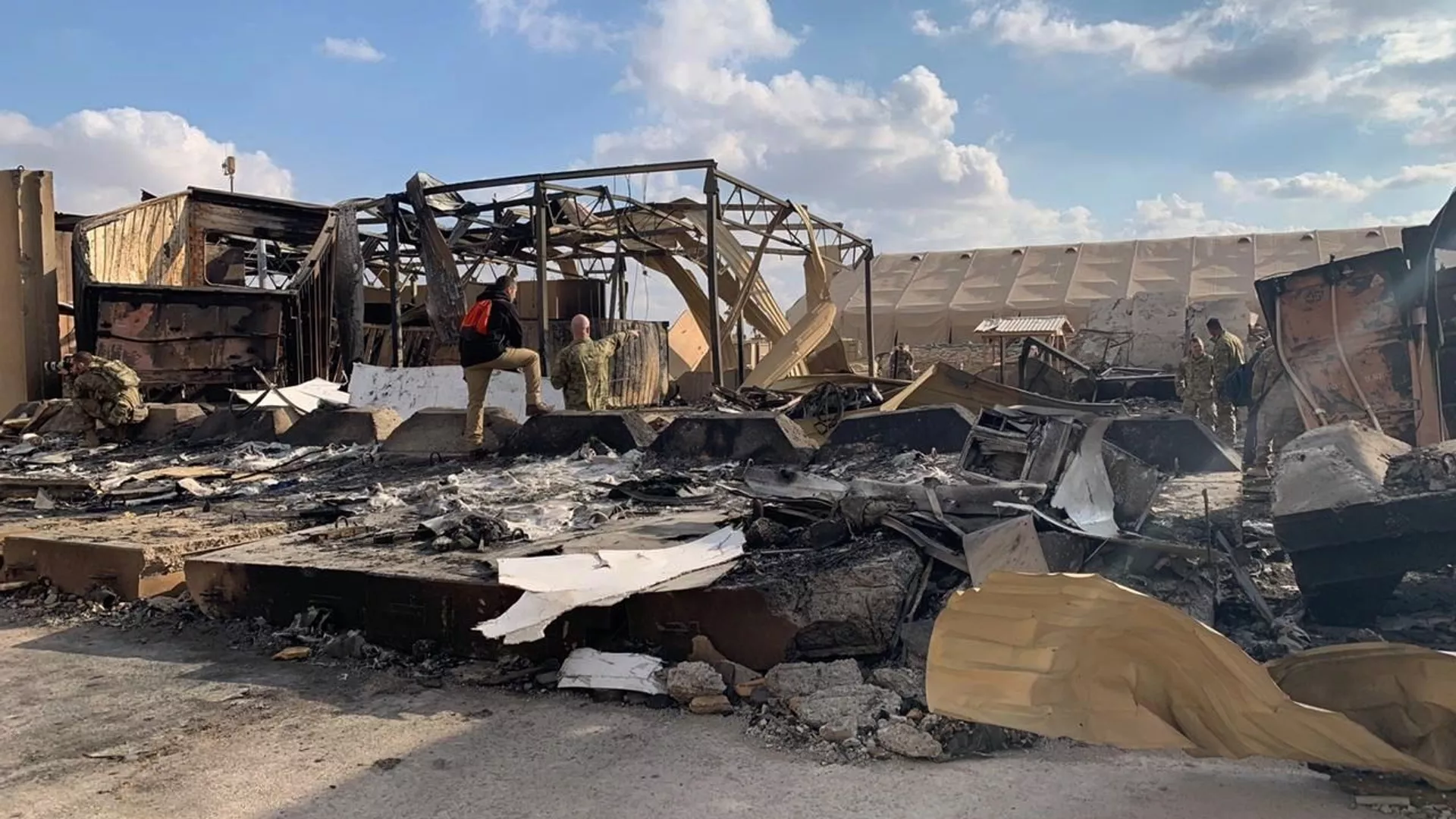 الجنود الأمريكيون يتفقدون موقع القصف الإيراني في قاعدة عين الأسد الجوية في الأنبار في العراق الجنود الأمريكيون يتفقدون موقع القصف الإيراني في قاعدة عين الأسد الجوية في الأنبار في العراق - سبوتنيك عربي, 1920, 26.11.2023