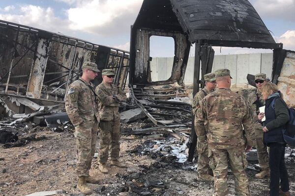 جنود أمريكيون يقفون وسط أضرار في موقع القصف الإيراني على قاعدة عين الأسد الجوية في الأنبار في العراق - سبوتنيك عربي