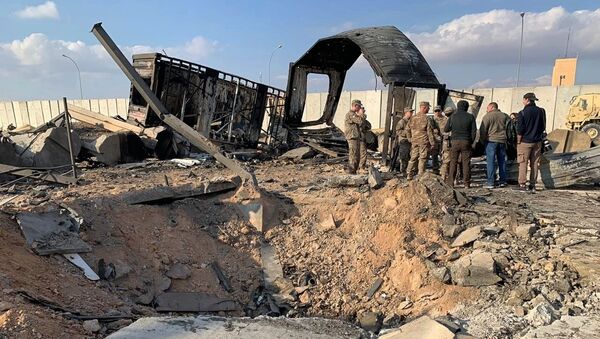 الجنود الأمريكيون يتفقدون موقع القصف الإيراني في قاعدة عين الأسد الجوية في الأنبار في العراق - سبوتنيك عربي