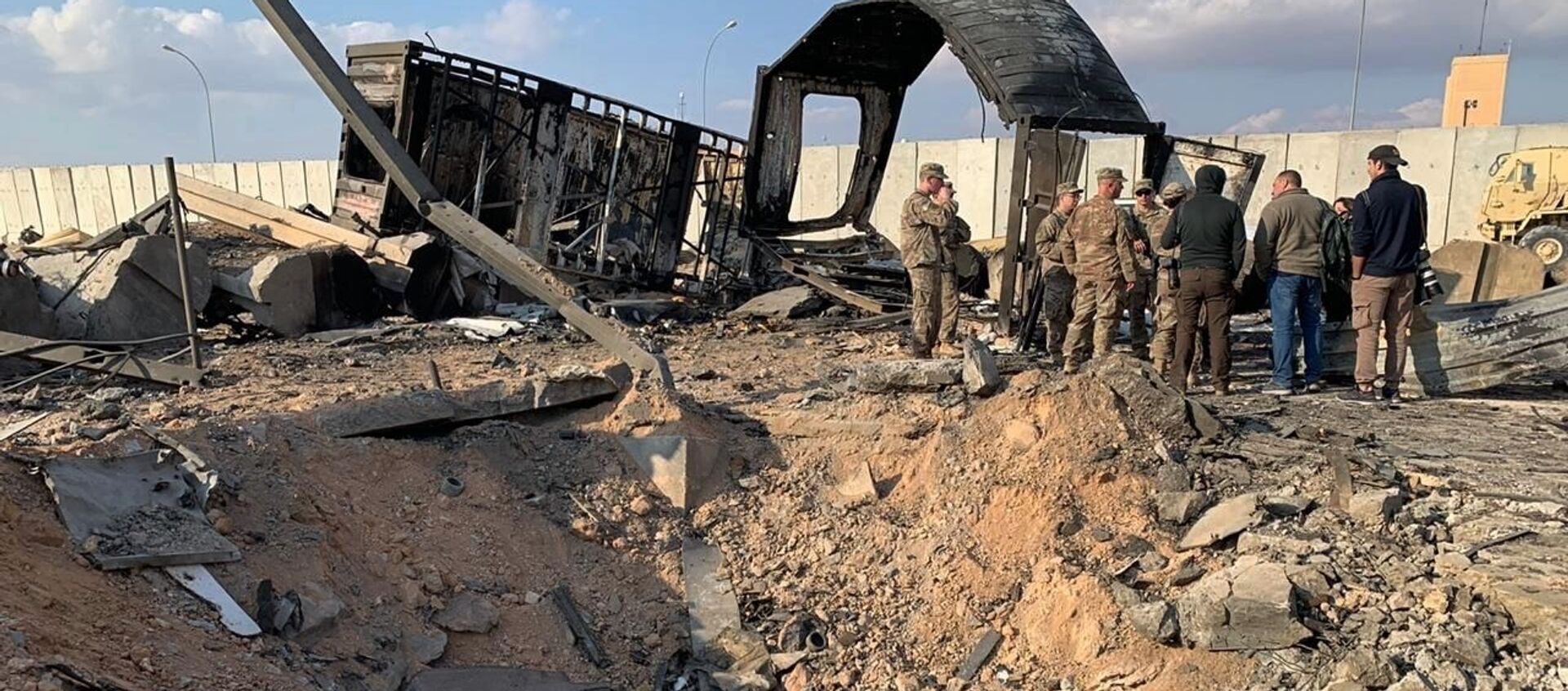 الجنود الأمريكيون يتفقدون موقع القصف الإيراني في قاعدة عين الأسد الجوية في الأنبار في العراق - سبوتنيك عربي, 1920, 03.03.2021