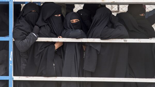 نساء من داعش في معسكر الهول شمال سوريا - سبوتنيك عربي