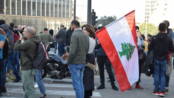 إقفال العديد من الطرقات في مختلف المناطق اللبنانية والناشطون يدعون لإتخاذ خطوات تصعيدية - سبوتنيك عربي