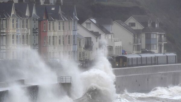 أمواج عاتية تضرب جدار البحر في العاصفة بريندان جنوب غرب بريطانيا - سبوتنيك عربي