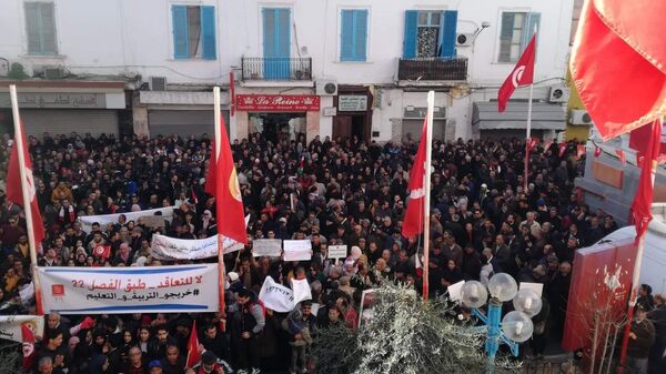 مظاهرة أمام الاتحاد التونسي للشغل - تونس - سبوتنيك عربي