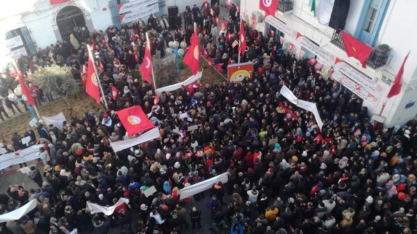  مظاهرة أمام الاتحاد التونسي للشغل - تونس - سبوتنيك عربي