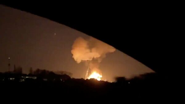 انفجار مصنع بتروكيماويات في تاراغونا في إسبانيا يبدو من نافذة سيارة - سبوتنيك عربي