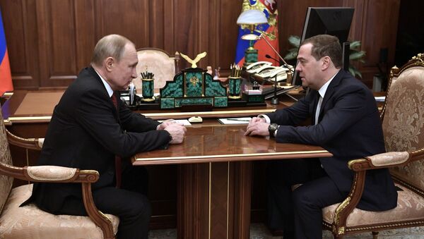 رئيس الحكومة الروسية دميتري ميدفيديف خلال لقائه مع الرئيس فلاديمير بوتين، 15 يناير 2019 - سبوتنيك عربي
