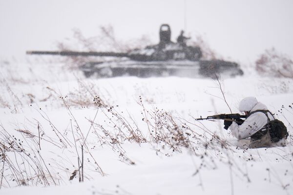 إطلاق النار القتالي كجزء من تدريبات التزلج للعسكريين الروس في منطقة كيميروفو - سبوتنيك عربي
