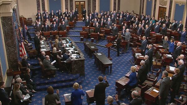رئيس قضاة الولايات المتحدة جون روبرتس يقسم مع أعضاء مجلس الشيوخ أثناء البدء الإجرائي لمحاكمة الرئيس الأمريكي دونالد ترامب  - سبوتنيك عربي