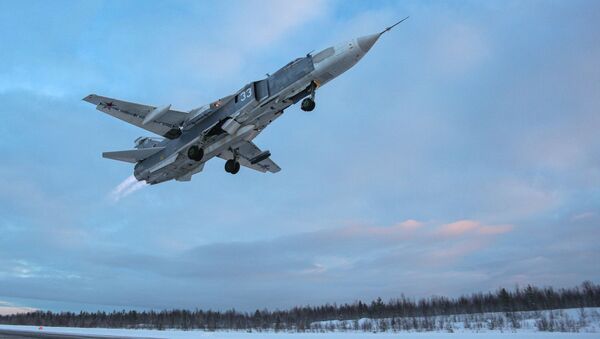 مقاتلات سو-24 وميغ-31 خلال المناورات الجوية في منطقة مورمانسك الروسية، روسيا 16 يناير 2020 - سبوتنيك عربي