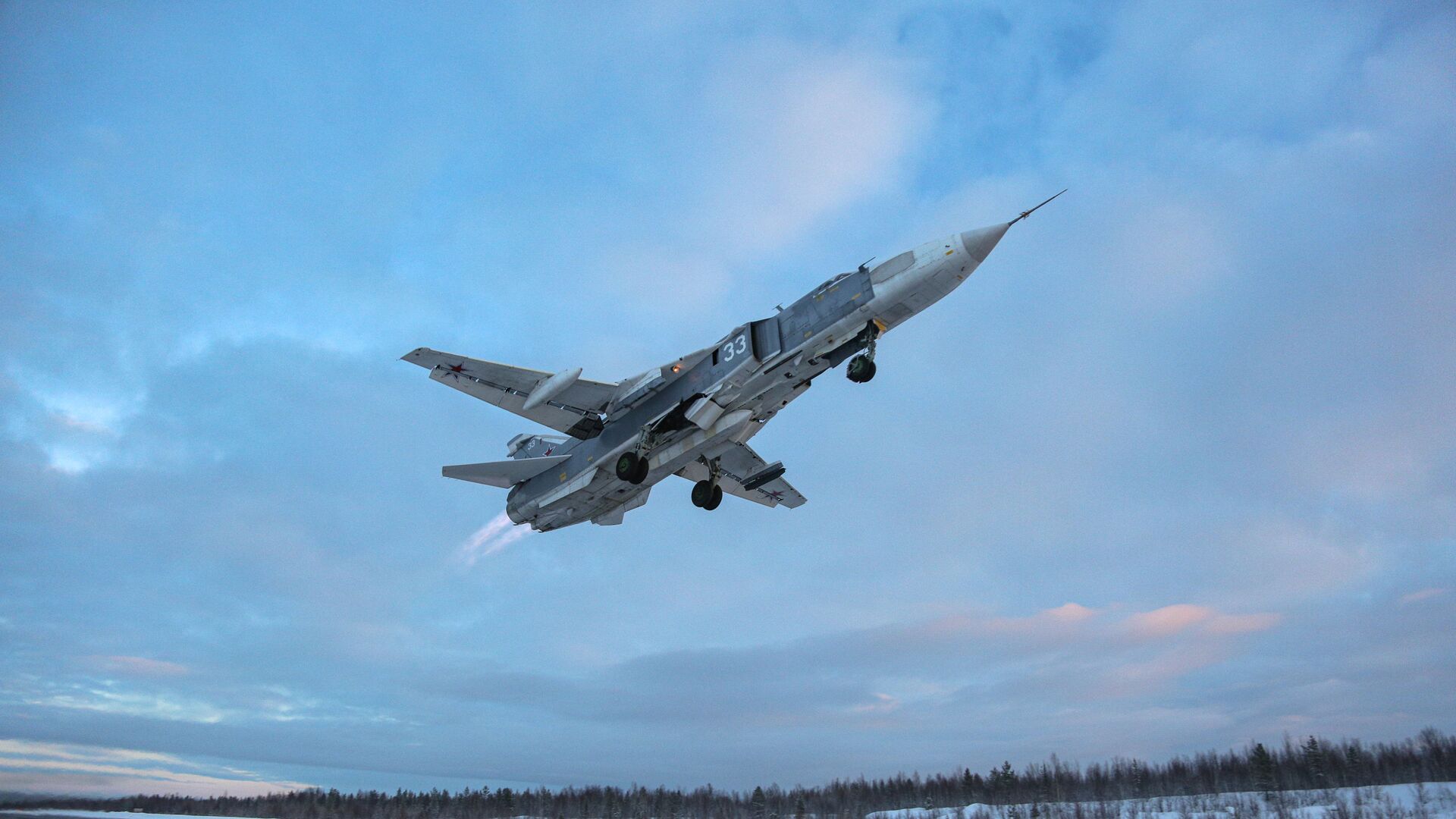 مقاتلات سو-24 وميغ-31 خلال المناورات الجوية في منطقة مورمانسك الروسية، روسيا 16 يناير 2020 - سبوتنيك عربي, 1920, 11.02.2024