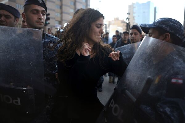 مشاركة في احتجاجات بيروت ضد فساد الحكومة في لبنان 14 يناير 2020 - سبوتنيك عربي