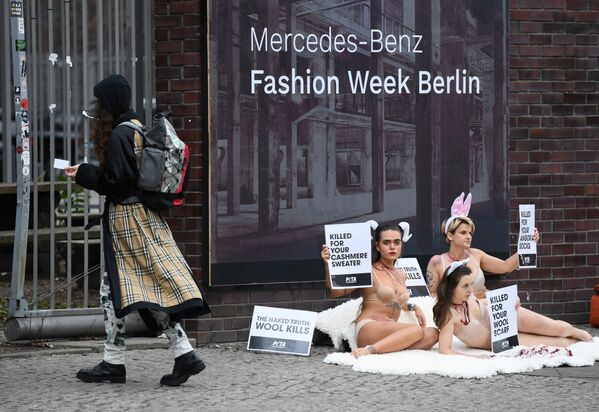 ناشطات من منظمة بيتا (منظمة الأشخاص الذين يطالبون بمعاملة مساوية للحيوانات) يحملن لافتة الحقيقة العارية: الصوف يقتل خلال قيام أسبوع الموضة في برلين، ألمانيا 14 يناير 2020 - سبوتنيك عربي