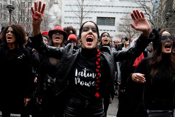 نساء يحتجن ويغلقن الشارع المؤدي إلى المحكمة، حيث تجري محاكمة الاعتداء الجنسي للمنتج هارفي وينشتاين، في حي مانهاتن في مدينة نيويورك، الولايات المتحدة، 10 يناير/ كانون الثاني 2020 - سبوتنيك عربي
