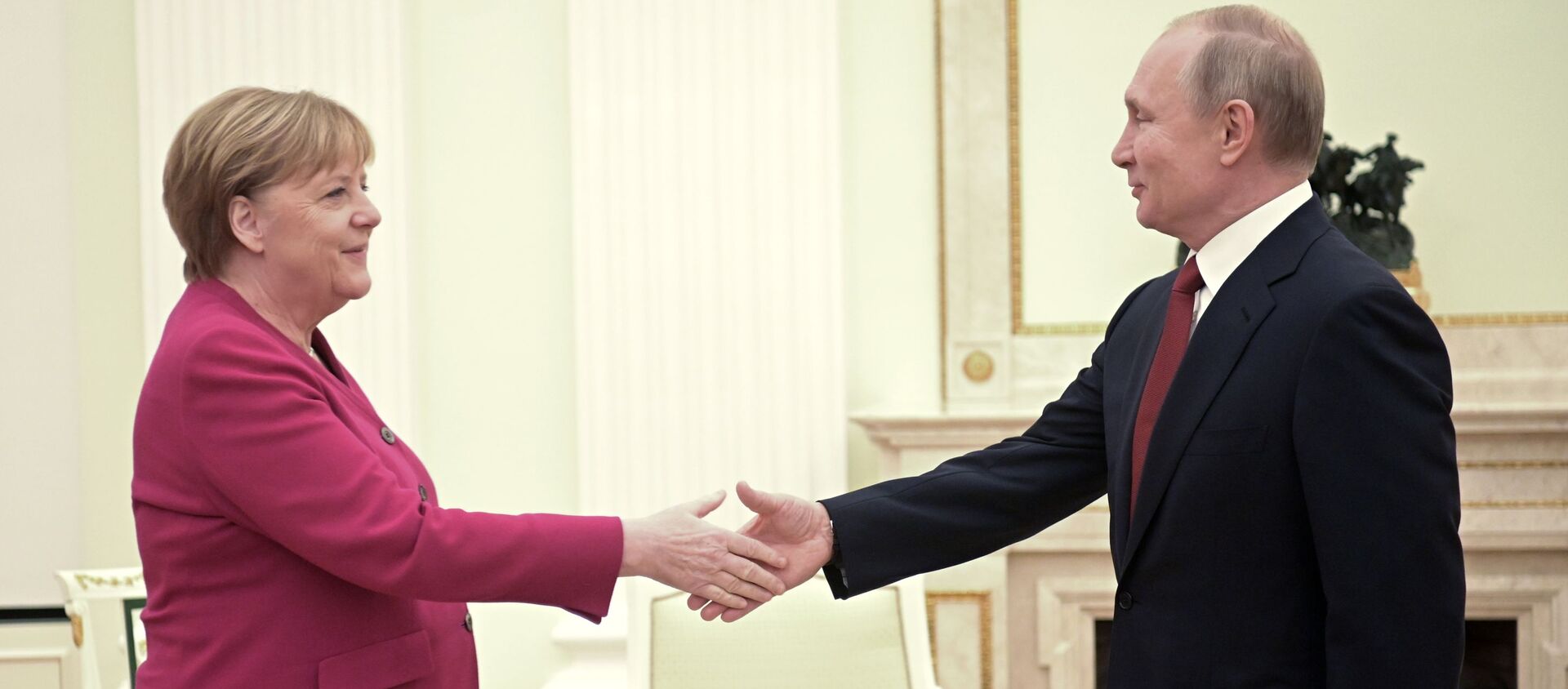الرئيس الروسي فلاديمير بوتين والمستشارة الألمانية أنجيلا ميركل خلال اللقاء في موسكو، 11 يناير 2020 - سبوتنيك عربي, 1920, 21.07.2021
