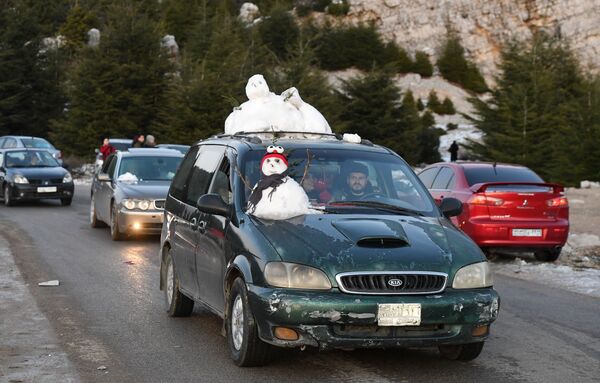 سوريون يجلبون الثلج من الجبال المطلة على الساحل من اللاذقية، سوريا 10 يناير 2020 - سبوتنيك عربي