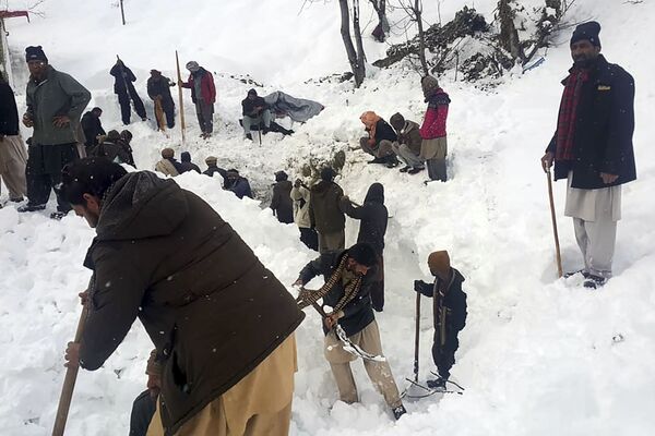 مواطنون محليون يبحثون عن ضحايا الانهيار الجليدي في وادي نيلام فالي في كشمير الخاضعة لسيطرة باكستان 14 يناير 2020 - سبوتنيك عربي