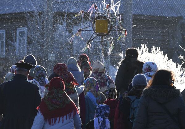 المشاركون في احتفالات سفياتكي (ما بعد عيد الميلاد) في قرية لوجغولوفو، في حي سلانتسيف في منطقة لينينغراد الروسية،11 يناير 2020 - سبوتنيك عربي