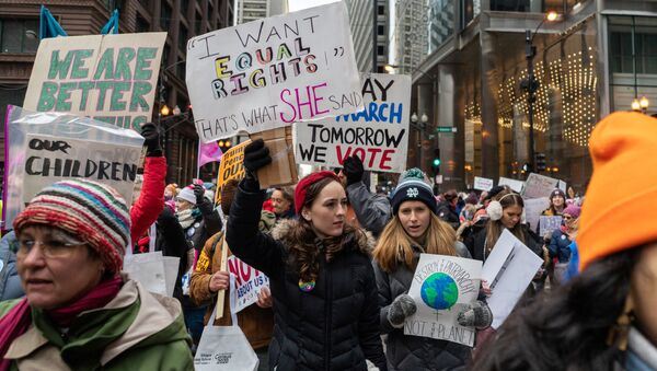 نساء يتظاهرن ضد الرئيس الأمريكي دونالد ترامب في مدينة شيكاغو بولاية إلينوي، 18 يناير/ كانون الثاني 2020 - سبوتنيك عربي