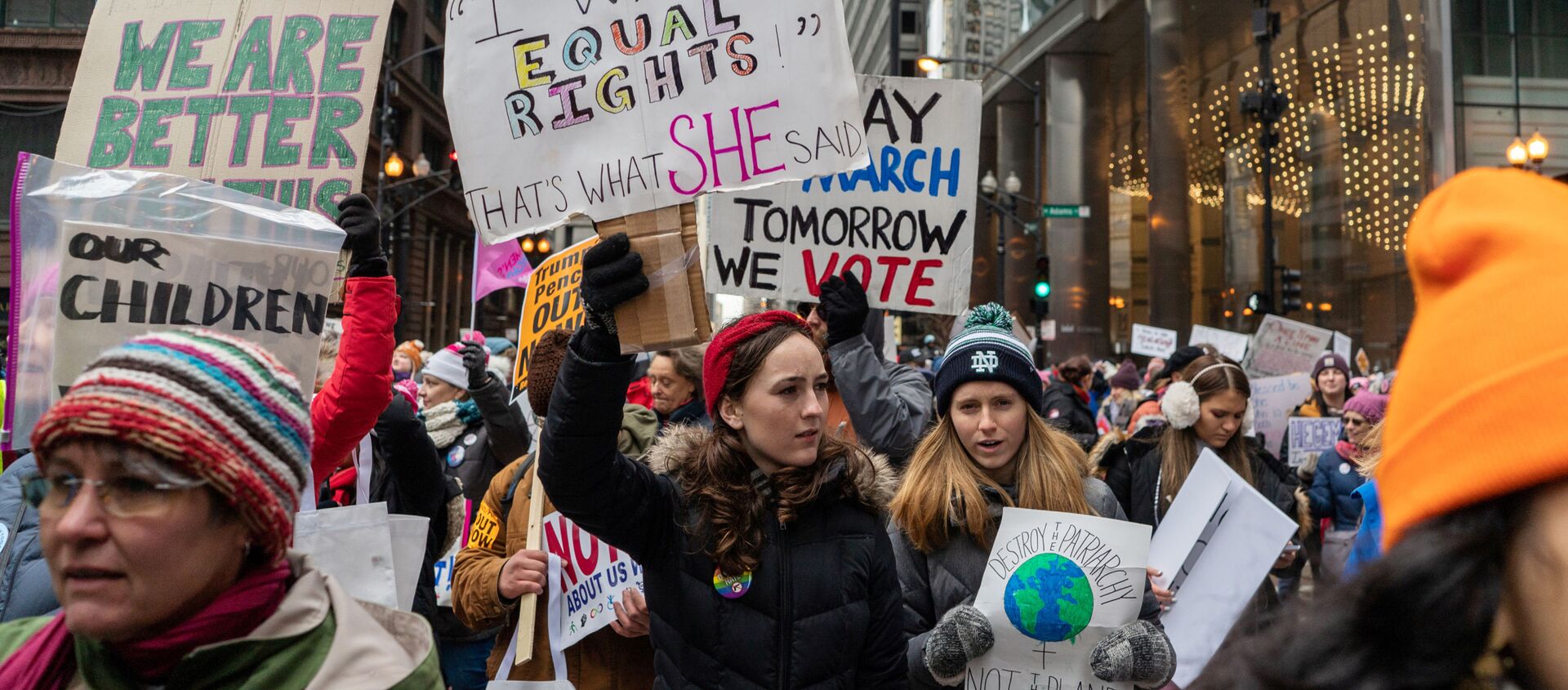 نساء يتظاهرن ضد الرئيس الأمريكي دونالد ترامب في مدينة شيكاغو بولاية إلينوي، 18 يناير/ كانون الثاني 2020 - سبوتنيك عربي, 1920, 17.04.2021