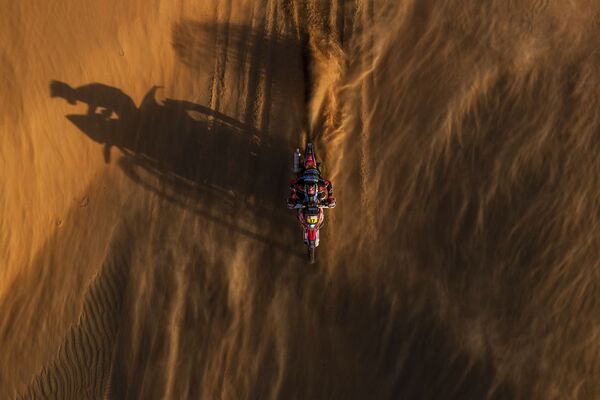 سباق رالي داكار 2020 - خوسيه إغناسيو كورنيخو فلورينو من تشيلي، على دراجة نارية هوندا، خلال المرحلة الحادية عشرة من السباق. - سبوتنيك عربي