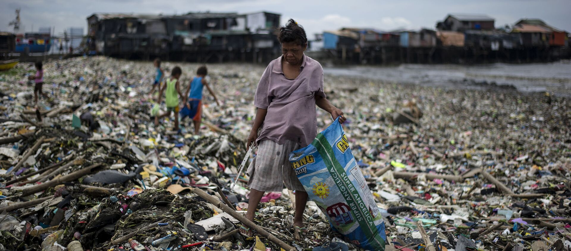 امرأة تجمع النفايات البلاستيكية على خليج مانيلا في الفلبين - سبوتنيك عربي, 1920, 28.07.2020