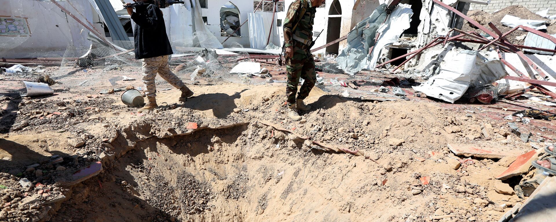 جنود حكوميون يمشون في موقع هجوم صاروخي حوثي على مسجد معسكرات في مأرب - سبوتنيك عربي, 1920, 07.03.2021